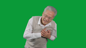 4K绿幕老年男性突发心脏疾病11秒视频