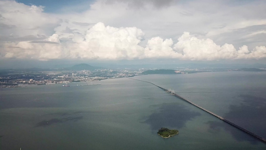 横跨西贝朗巴里城的空中飞行视频