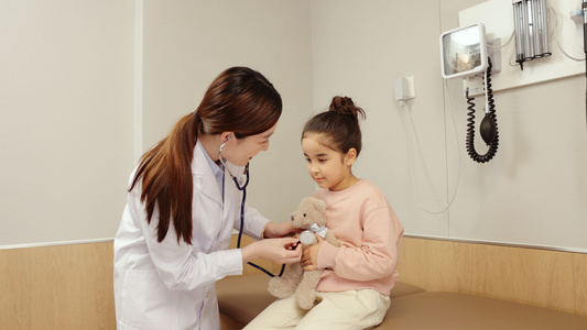 医生用听诊器检查小女孩身体情况视频