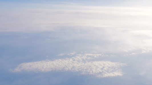 飞行中飞机云层变化视频
