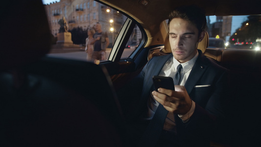 沮丧的职业男性在汽车里通过电话收到负面信息视频