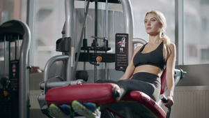 运动妇女在健身机上锻炼腿11秒视频
