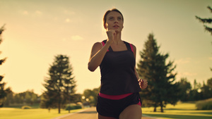 日落时在锻炼的女运动员16秒视频
