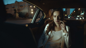 冷静的女商人在黑暗的汽车里打电话30秒视频