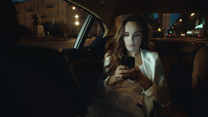 深思熟虑的职业女性在黑暗的汽车里使用手机发消息18秒视频