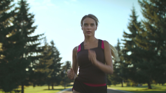 夏季在公园路上跑的女运动员视频