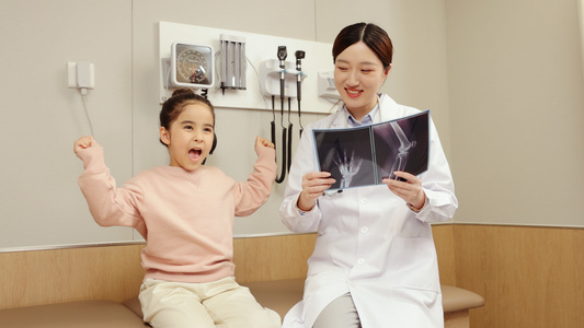医生与小女孩在医院听诊室视频