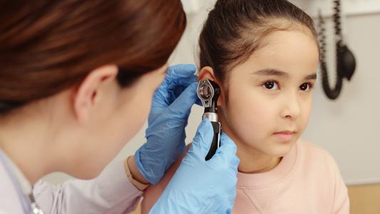 儿童体检医生检查耳朵健康视频