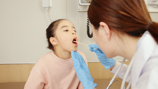 医生体检检查儿童口腔健康视频