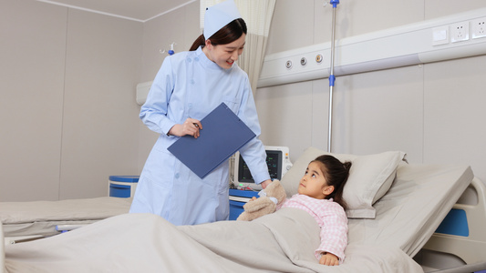 儿童病房护士照顾生病小女孩视频