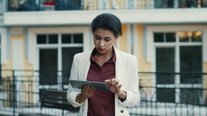 白领女性在外边滚动平板电脑阅读信息22秒视频