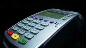 使用NFC技术在Pos终端点支付移动电话的客户6秒视频