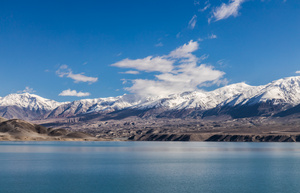 5A新疆帕米尔高原旅游景区白沙湖与昆仑山脉延时视频16秒视频