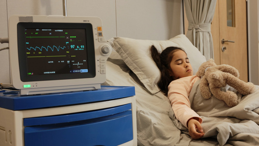 儿童病房里心电图和生病小女孩视频