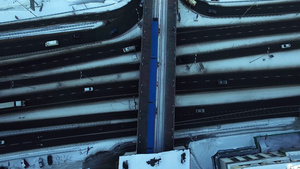 在冬季城市的雪高速公路上驾驶桥的顶层地铁列车20秒视频