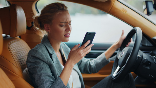 商业白领女性在汽车驾驶座上打电话严肃愤怒生气视频
