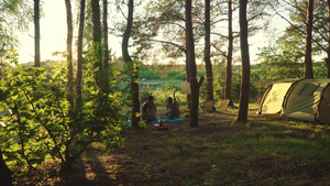 旅行者在夜晚的阳光下帐篷附近喝茶17秒视频