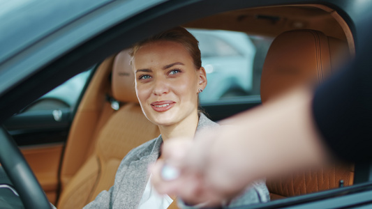 特写白领女性坐在驾驶座拿到车辆的汽车钥匙视频