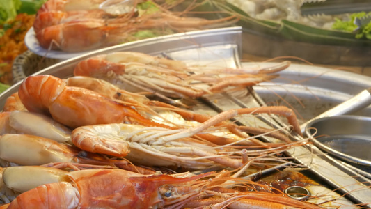 异国情调的泰国夜街市场美食广场吃海鲜视频