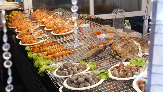 亚洲异国情调泰国夜街市场美食广场吃海鲜视频