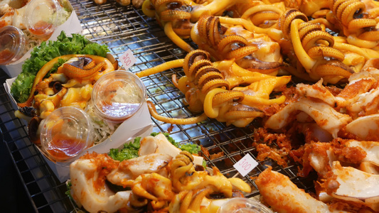 国家亚洲异国情调准备在泰国夜街市场美食广场吃海鲜。美味的烤大虾或虾和其他小吃视频