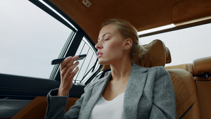 白领女性在汽车上手机录下语音留言12秒视频