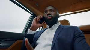 商务白领男性在汽车上严肃地讲电话21秒视频