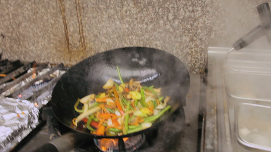 厨师在锅里煮蔬菜视频