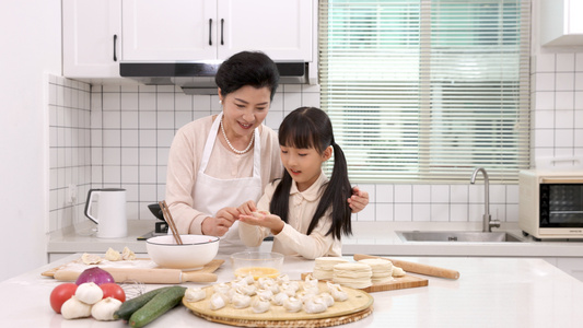 奶奶教孙女包饺子视频