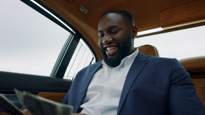 白领男性在汽车后座上快乐兴奋地数现金11秒视频