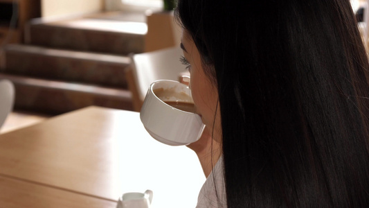 女人在咖啡馆喝咖啡视频