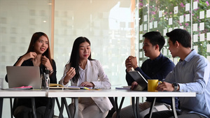 与亚裔青年创业者讨论数据问题29秒视频