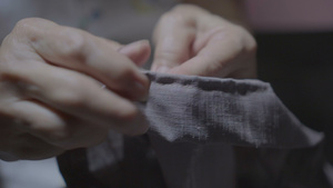 年老母亲使用缝纫机修补被撕破的衣服16秒视频