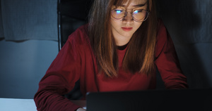 亚洲女性在深夜工作带着笔记本电脑家庭办公室10秒视频