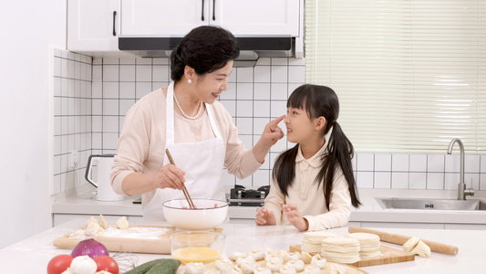 祖孙两人在厨房做饭嬉戏视频