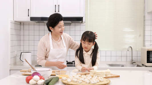 孙女将自己包好的饺子拿给奶奶看视频