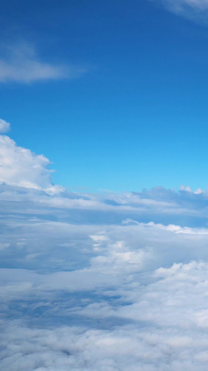 飞机机舱内拍摄机翼天空背景37秒视频