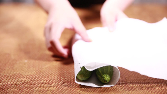 厨房纸擦拭保存黄瓜 视频