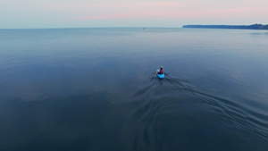 年轻男子在平静的湖中划皮艇8秒视频
