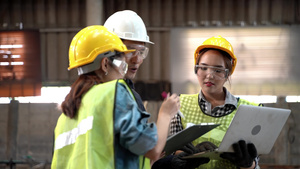 一群工厂男女工人用平板电脑和纸质文件报告会面和讨论19秒视频