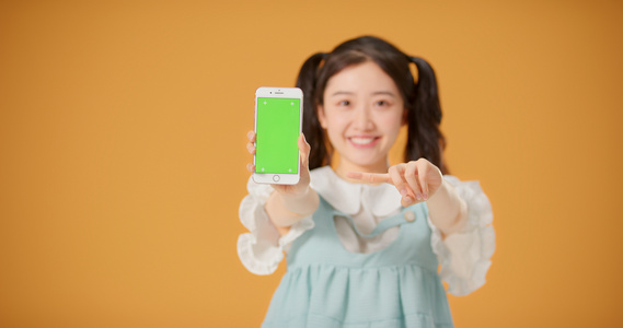 美少女展示手机绿幕视频