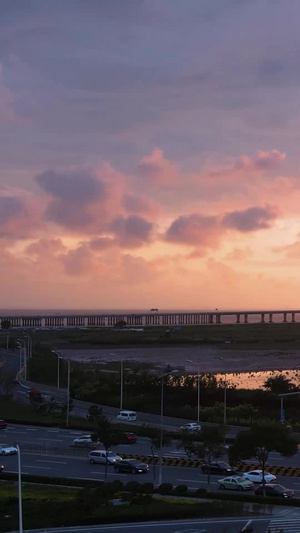 航拍青岛胶州湾大桥的火焰夕阳海平面155秒视频