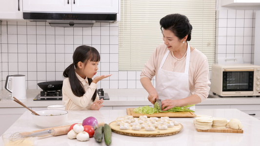 孙女看奶奶切芹菜视频