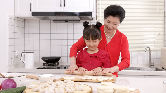 奶奶手把手教孙女擀饺子皮视频