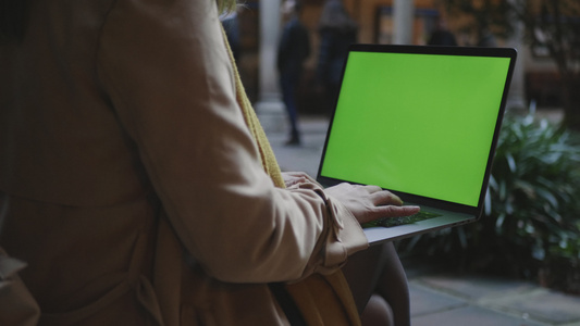 学生用绿色屏幕工作笔记本电脑操作视频