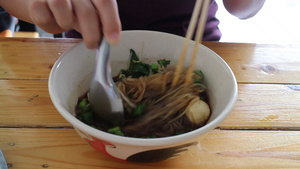 黑草药汤中的海味大米面11秒视频