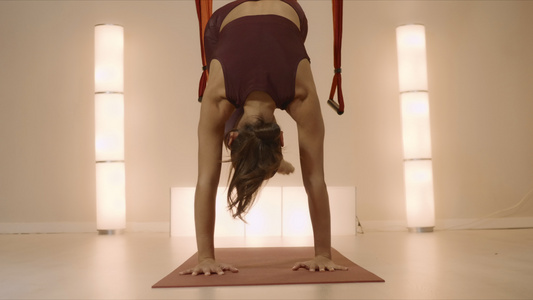瑜伽教练双手站在垫子上视频