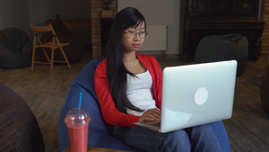 从事计算机工作的亚洲年轻女性20秒视频