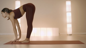 女人站在垫上弯腰姿势14秒视频