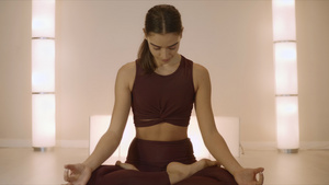 在瑜伽工作室冥想的女性16秒视频